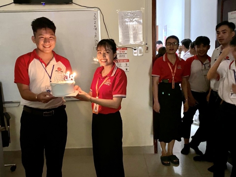 お誕生日おめでとうございます！ Dong Nai センター 🎊🎉🎂🎈