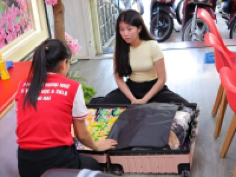 Học Viên check hành lý trước khi bay