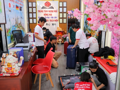 Học Viên check hành lý trước khi bay