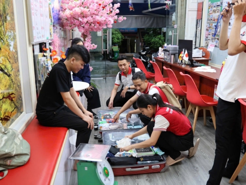 Học Viên check hành lý trước khi bay